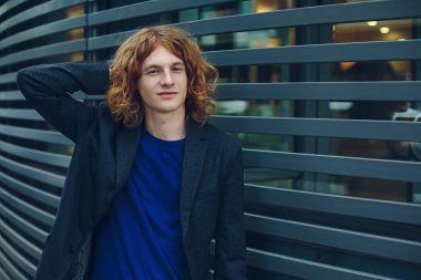 Portre kırmızımsı modeli adam