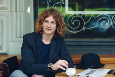 Kahve ile poz kırmızımsı adam ilginç portre