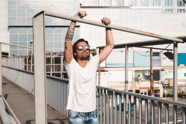 Şehirde takılmak gözlüklü çekici adam