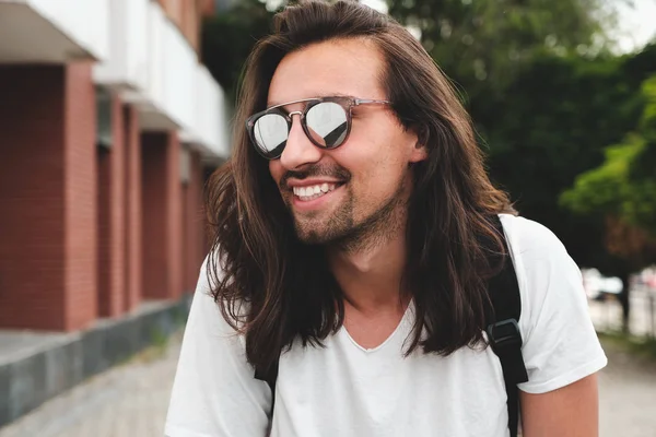 Портрет привлекательный мужчина в солнечных очках на городском фоне смайлик — стоковое фото