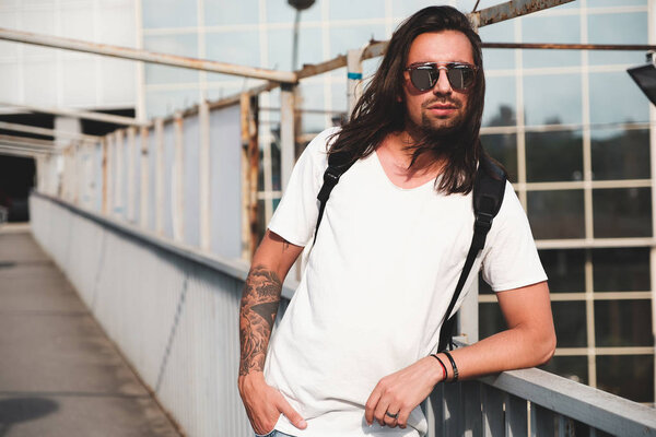 Привлекательный портрет бородатого мужчины в солнечных очках
