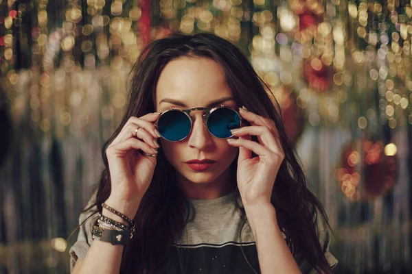 Porträt junge Frau berührt modische Sonnenbrille — Stockfoto
