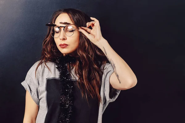 Retrato de chica hipster seductora con gafas — Foto de Stock