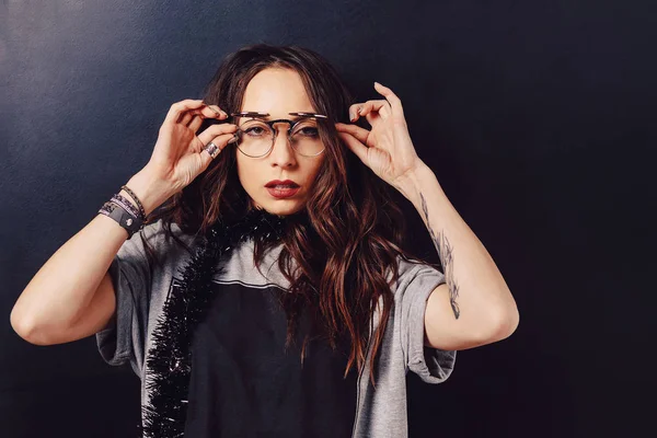 Retrato de chica hipster seductora con gafas — Foto de Stock