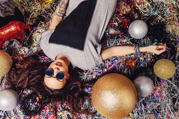 Glamorösa fest tjej bär solglasögon — Stockfoto