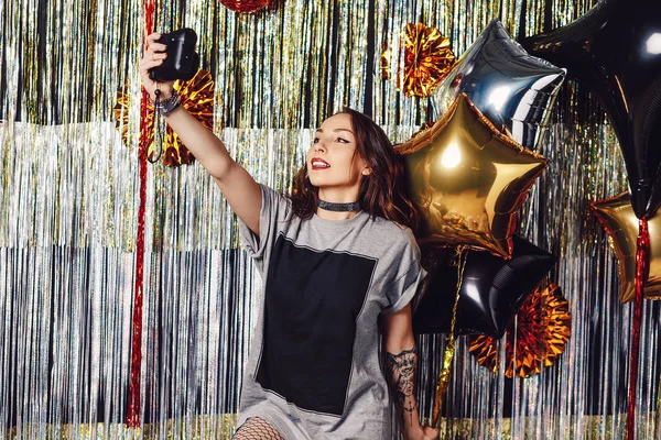 Fiesta chica haciendo selfie — Foto de Stock