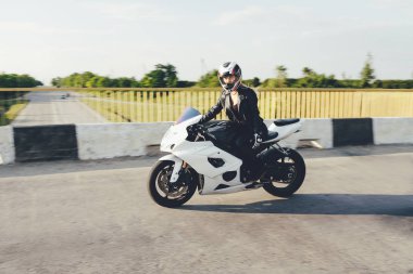 Bir motosiklet sürüş bir yolda kadın motorcu
