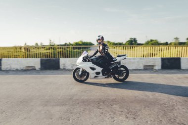 Bir motosiklet sürüş bir yolda kadın motorcu