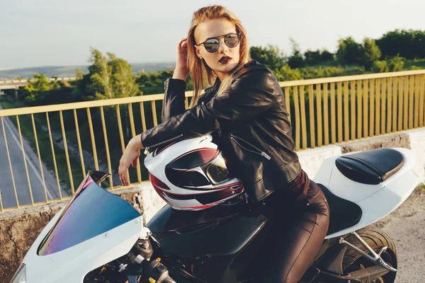 Mulher bonita com óculos de sol dirigindo em moto — Fotografia de Stock