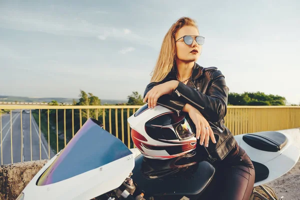 Hermosa mujer con gafas de sol conduciendo en moto — Foto de Stock