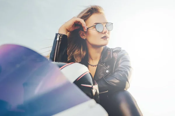 Primer plano retrato joven hermosa motorista en sunglasse de moda —  Fotos de Stock