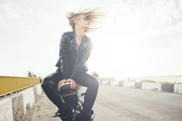 Mulheres bonitas motociclista desfrutando de liberdade — Fotografia de Stock