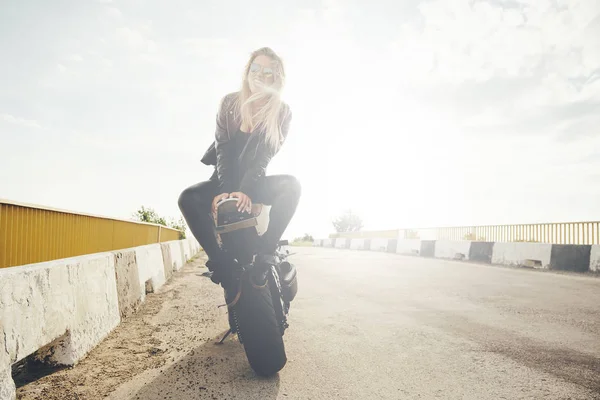 Belle donne motociclista godendo di libertà — Foto Stock