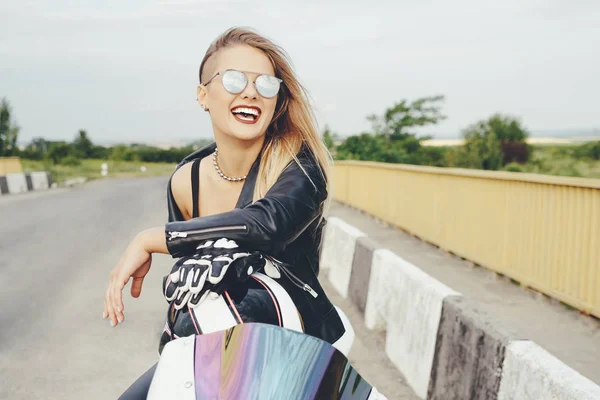 Hermosa mujer posando con gafas de sol en una moto —  Fotos de Stock