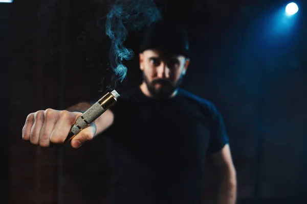 Homem vaping um cigarro eletrônico — Fotografia de Stock