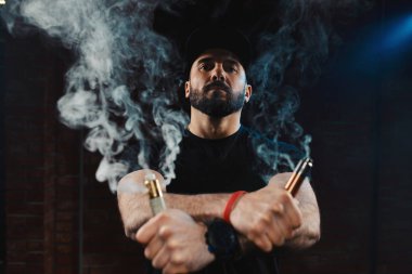 Vaping adam Buhar bulutu gizlenmiş bir şapka