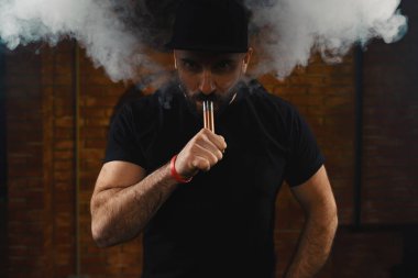 Adam vaping elektronik sigara