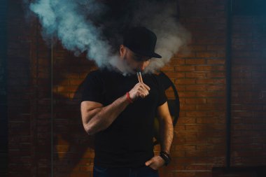 Adam vaping elektronik sigara