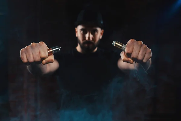 Man vaping an electronic cigarette — Stock Photo, Image