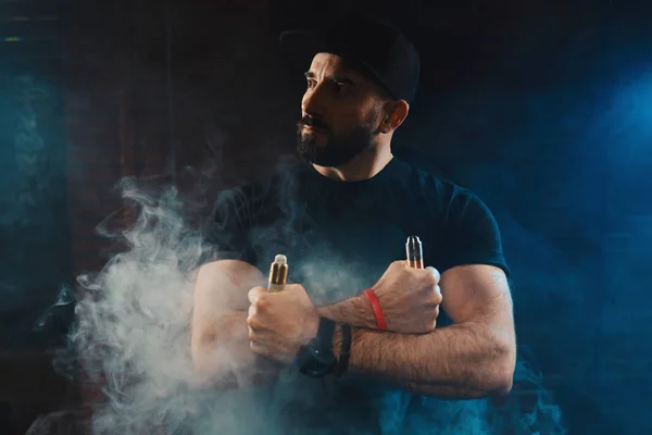 Muž vaping elektronická cigareta — Stock fotografie