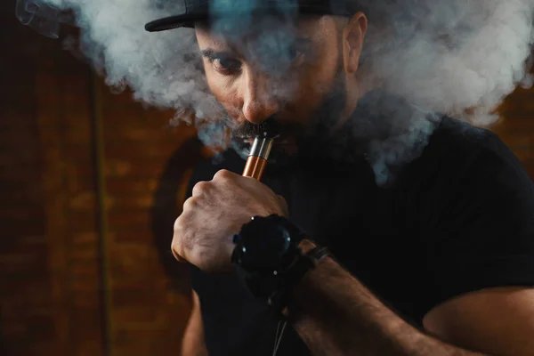 Muž vaping elektronická cigareta — Stock fotografie