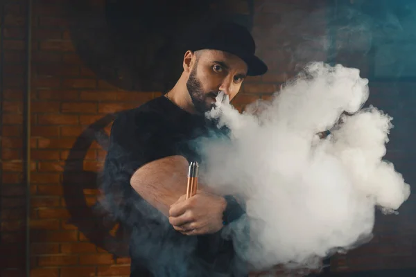 Man vaping an electronic cigarette — Stock Photo, Image