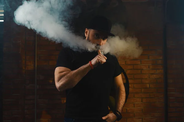 Az ember vaping egy elektronikus cigaretta — Stock Fotó