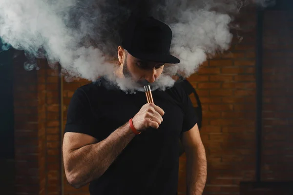 Uomo vaporizzare una sigaretta elettronica — Foto Stock