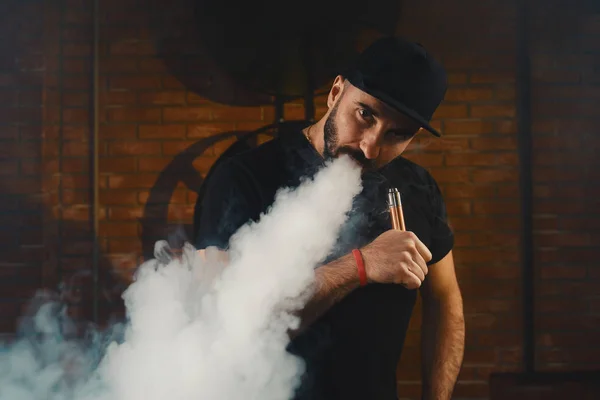 Mannen vaping en elektronisk cigarett — Stockfoto