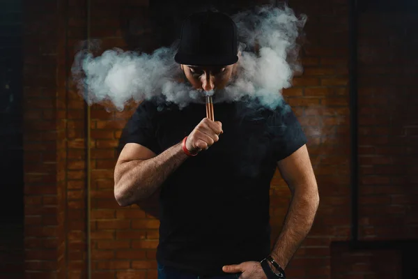 Man vaping an electronic cigarette — Stock Photo, Image