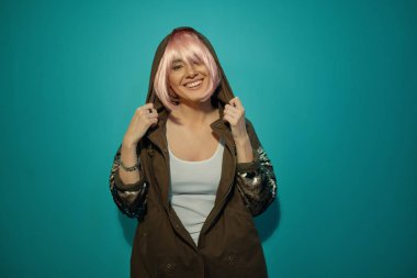 Geniş kusursuz beyaz dişlerini gösteren gülümseyen güzel kız