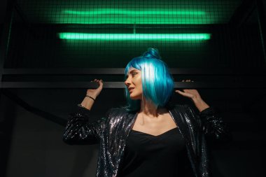 Mavi peruk takan kız portre pop 
