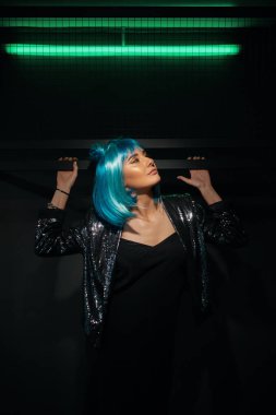 Mavi peruk takan kız portre pop 