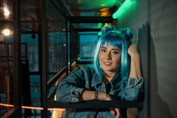 Junge schöne Pop-Frau mit blauer Perücke und strahlendem Lächeln — Stockfoto