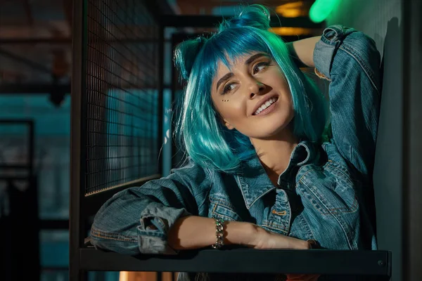 Retrato de una joven hermosa mujer pop con una peluca azul —  Fotos de Stock