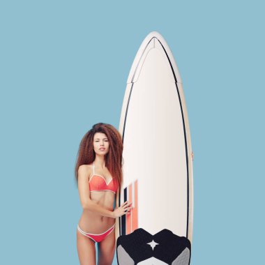 Portre egzotik kız Surfboard ile poz 