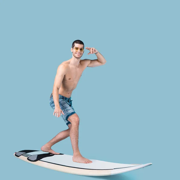 Lächelnder Surfer beim Wellenreiten — Stockfoto