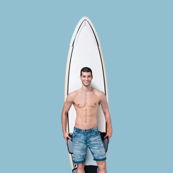 Attraktiver Surfer mit Surfbrett — Stockfoto