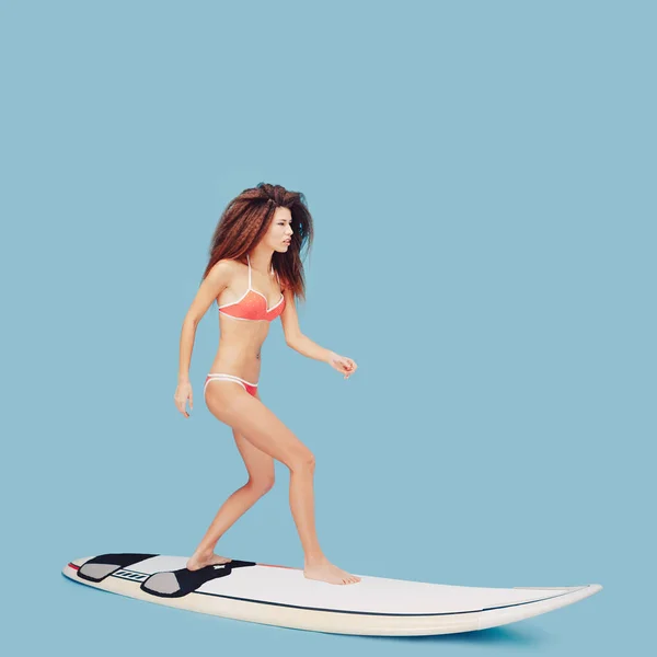Schönes Mädchen auf dem Surfbrett stehend — Stockfoto