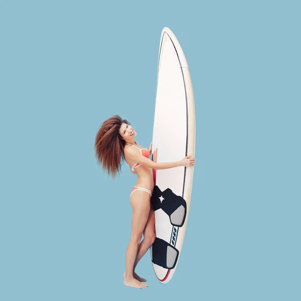 Disfrutando de la vida surfista chica — Foto de Stock