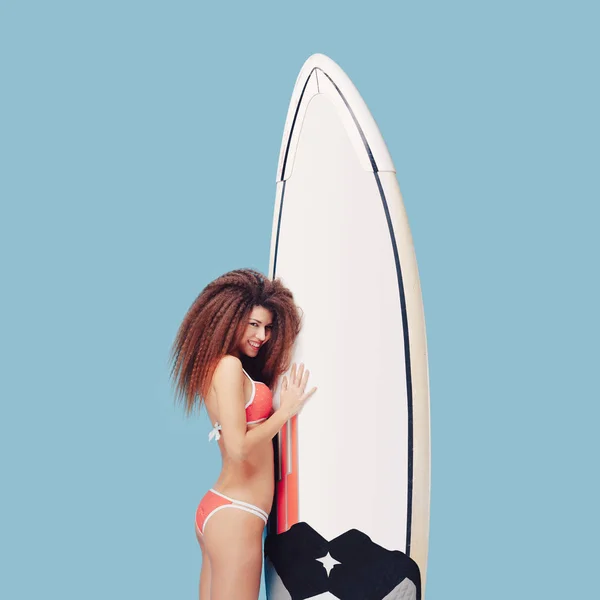 서핑 보드와 함께 포즈를 취하는 세로 이국적인 소녀 — 스톡 사진