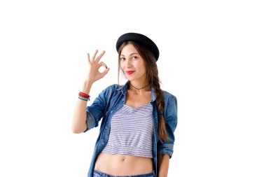 Neşeli kız iyi işaret gösteren gülümseyen, stüdyo vurdu