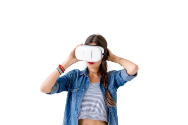VR gözlük kullanan genç kadın