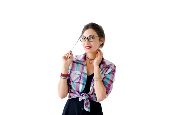 Vacker kvinna att trycka med fingrarna hals i glasögon — Stockfoto