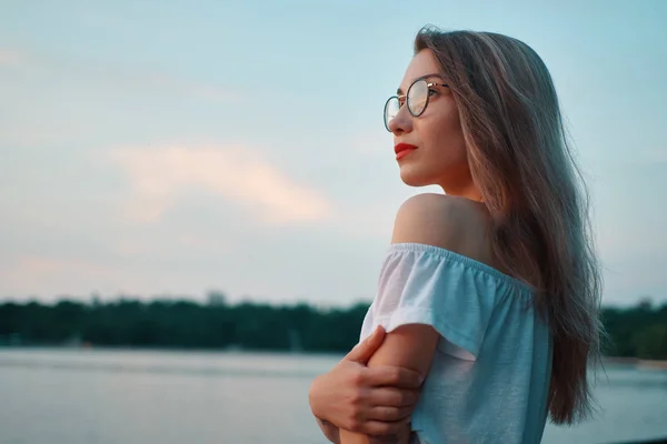Menina atraente vestindo óculos na vista lago parque — Fotografia de Stock