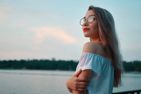 Retrato chica romántica con gafas transparentes —  Fotos de Stock