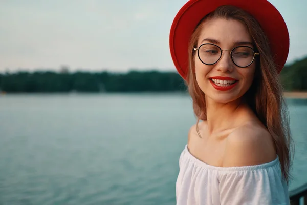 Retrato brilhante menina positiva com sorriso irresistível — Fotografia de Stock