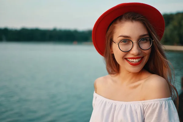 Retrato brilhante menina positiva com sorriso irresistível — Fotografia de Stock