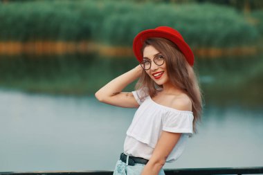 Karşı konulmaz gülümseme portre parlak pozitif kızla