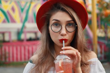 Genç kız ferahlatıcı limonata içmek